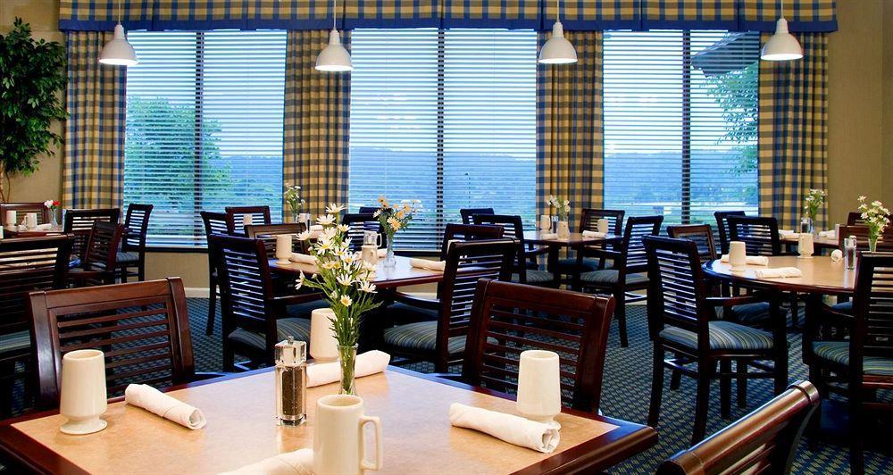 Ramada By Wyndham Greensburg Hotel & Conference Center Restoran fotoğraf